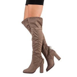 Cm Paris Bottes en daim sur un pilier brun 4