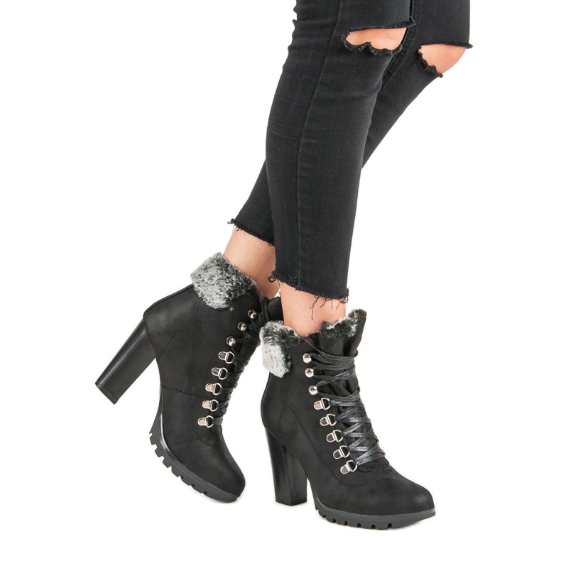 Cm Paris Bottines à lacets sur un poteau noir 1