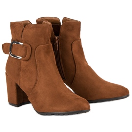 Bottines en daim sur le poteau brun 1