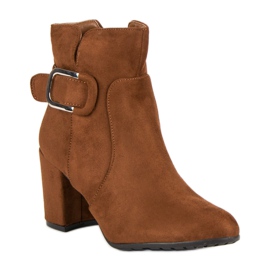 Bottines en daim sur le poteau brun 2
