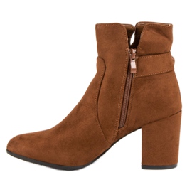 Bottines en daim sur le poteau brun 3