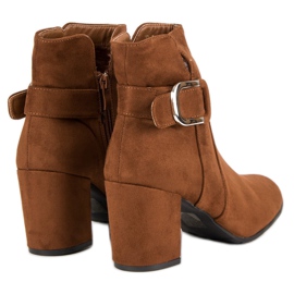 Bottines en daim sur le poteau brun 4