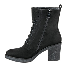 Super Mode chaussons attachés sur un poteau noir 1