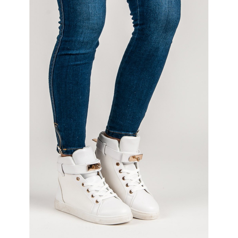 Des baskettes blanches 1