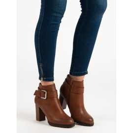 Super Mode Bottes de chameau sur le poste brun 1 Super Mode Bottes de chameau sur le poste brun 1