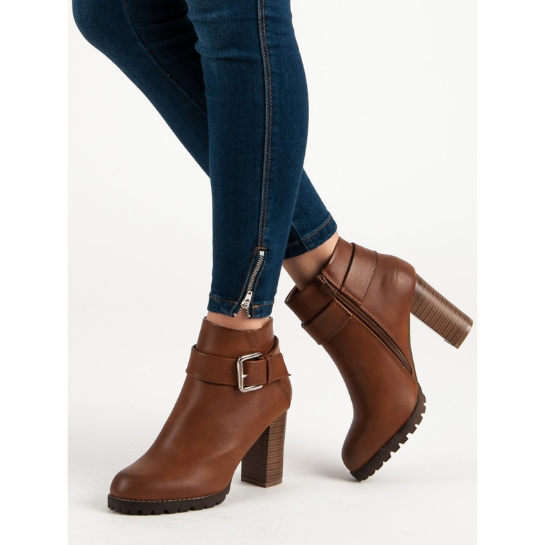 Super Mode Bottes de chameau sur le poste brun 2 Super Mode Bottes de chameau sur le poste brun 2