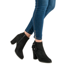 Bottines en daim sur un bar le noir 2