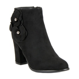 Bottines en daim sur un bar le noir 3