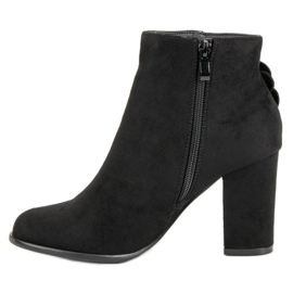 Bottines en daim sur un bar le noir 4