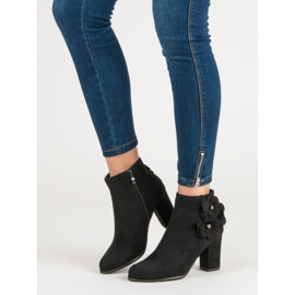 Bottines en daim sur un bar le noir 1