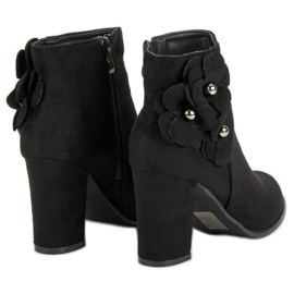 Bottines en daim sur un bar le noir 5