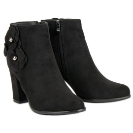 Bottines en daim sur un bar le noir 6