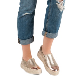 Baskets dorées à la mode 1