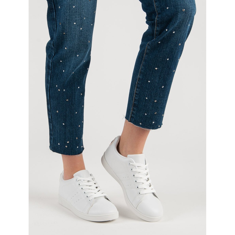 Baskets blanches avec un cœur 1