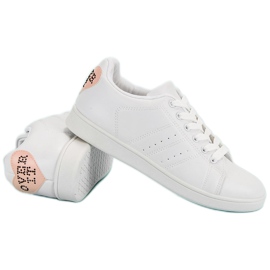 Baskets blanches avec un cœur 4