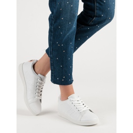Baskets blanches avec un cœur 7