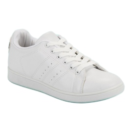 Baskets blanches avec un cœur 2