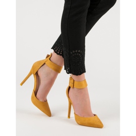 Escarpins en daim moutarde jaune 2