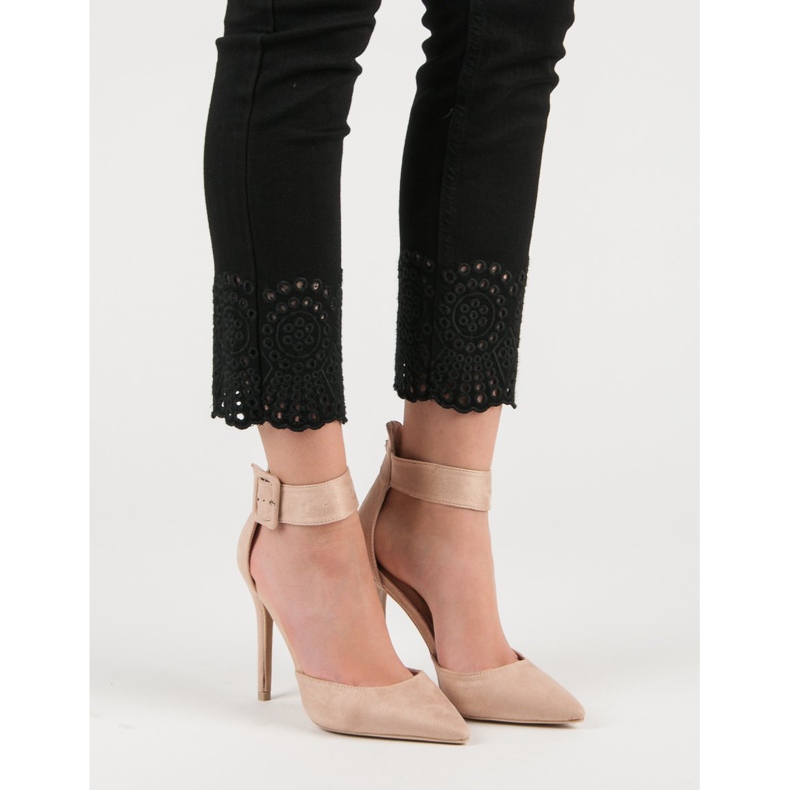 Escarpins en daim beiges 1