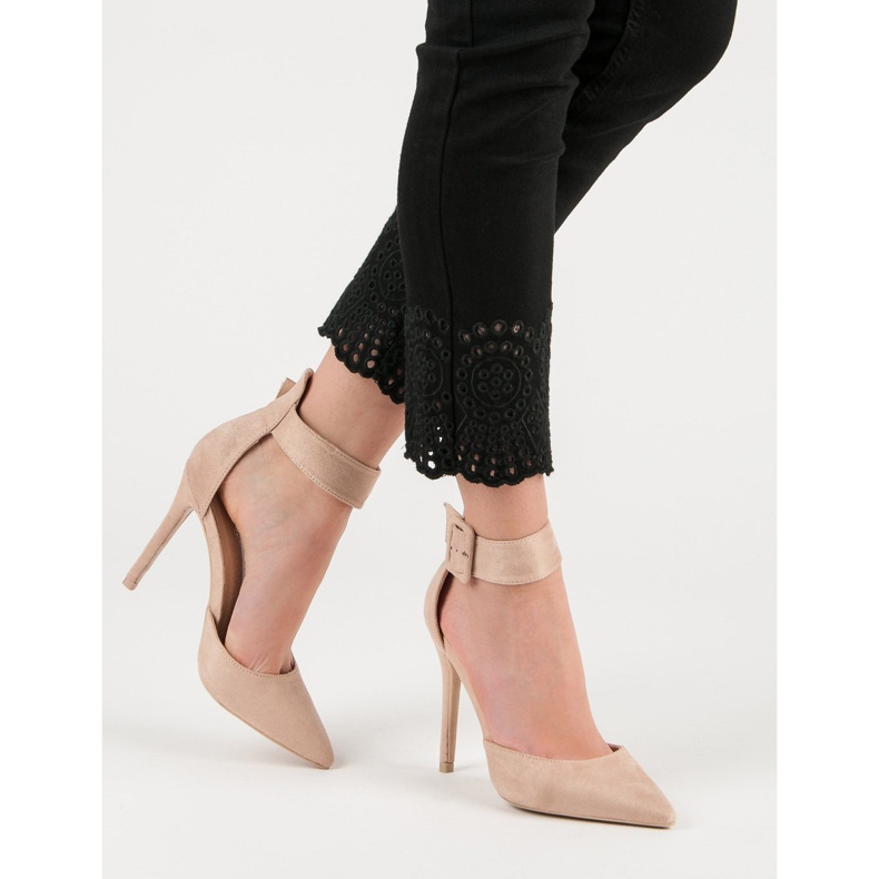 Escarpins en daim beiges 2
