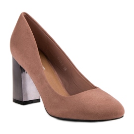 Escarpins en daim sur un pilier rose 1