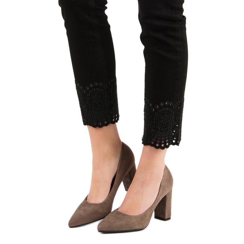 Ch. Creation Escarpins en daim sur un pilier brun 1