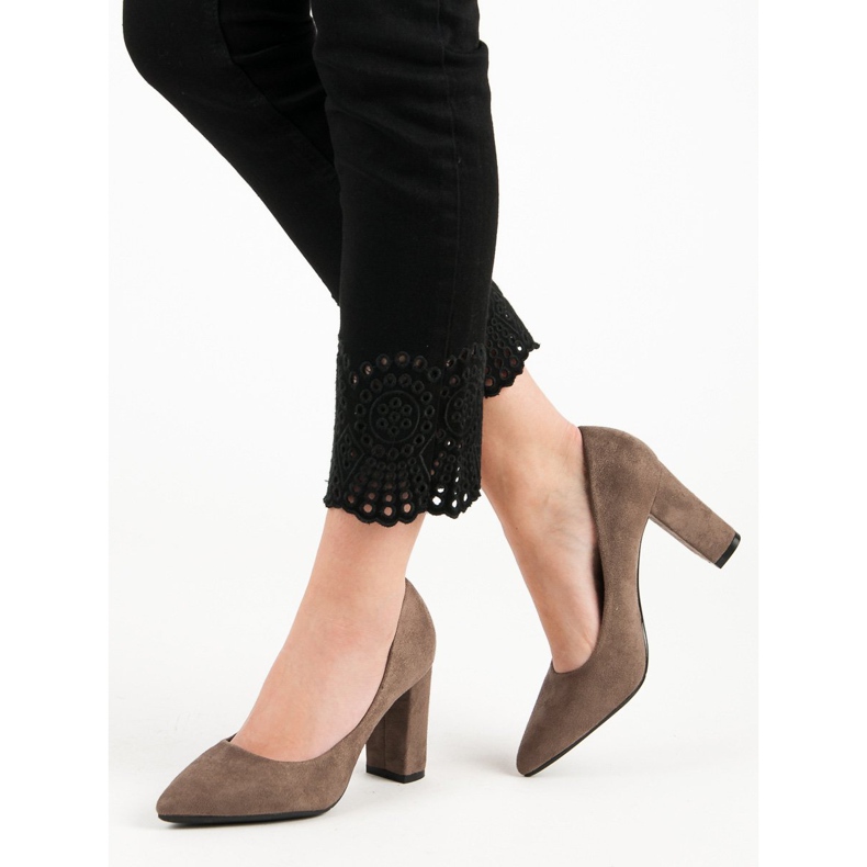 Ch. Creation Escarpins en daim sur un pilier brun 2