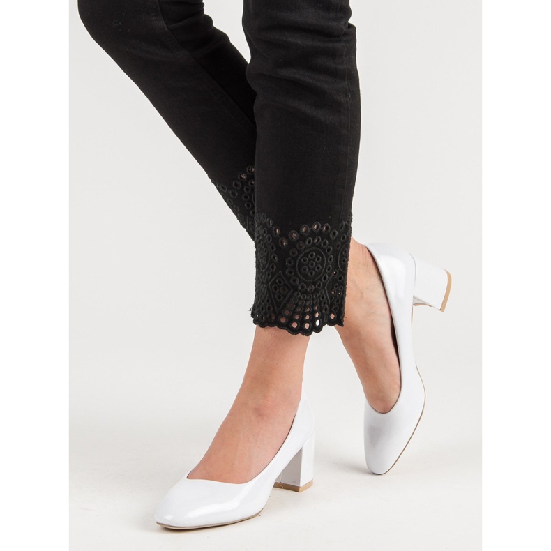 Diamantique Escarpins Laqués Sur Un Pilier blanc 2