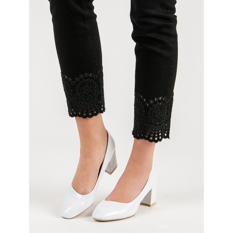 Diamantique Escarpins Laqués Sur Un Pilier blanche 1