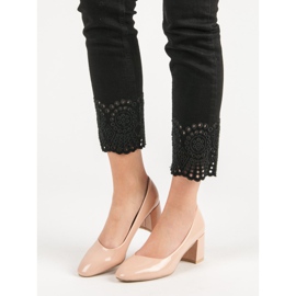 Diamantique Escarpins Laqués Sur Un Pilier beige 2