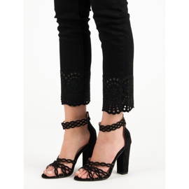 Laura Mode Sandales noires sur un bar 1