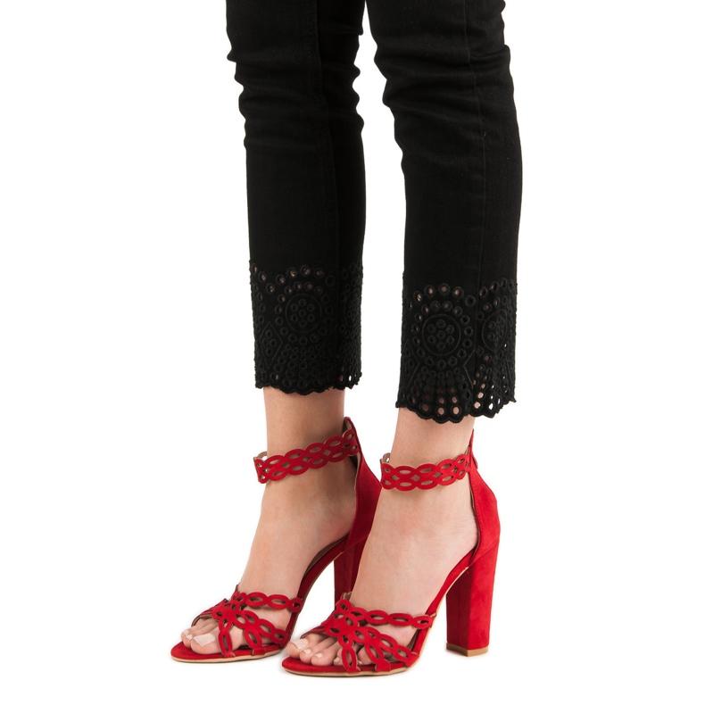 Laura Mode Sandales rouges sur un bar 1