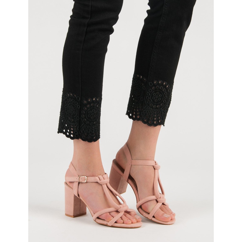 Laura Mode Sandales élégantes sur un bar rose 2 Laura Mode Sandales élégantes sur un bar rose 2