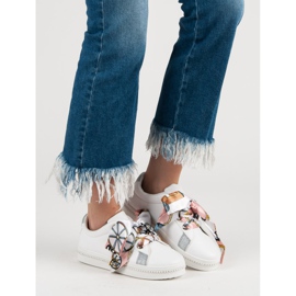 Chaussures de sport attachées avec un ruban blanc 2