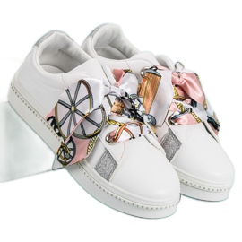 Chaussures de sport attachées avec un ruban blanc 1