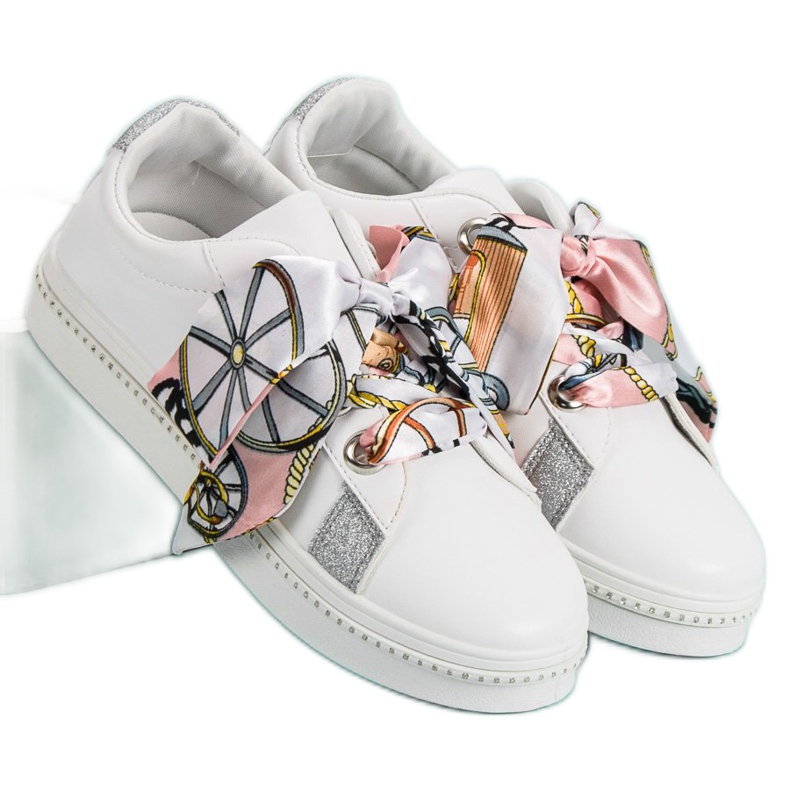 Chaussures de sport attachées avec un ruban blanche 1 Chaussures de sport attachées avec un ruban blanche 1