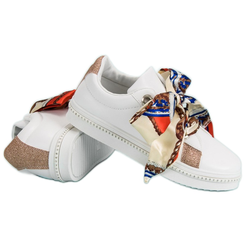 Chaussures de sport attachées avec un ruban blanc 1