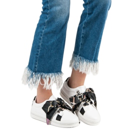 Chaussures de sport attachées avec un ruban blanc 2