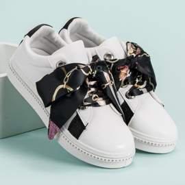 Chaussures de sport attachées avec un ruban blanc 1