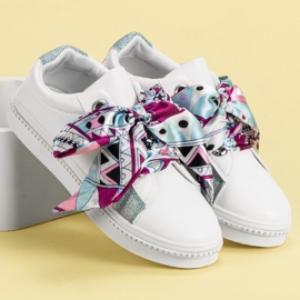 Chaussures de sport attachées avec un ruban blanc 1