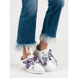 Chaussures de sport attachées avec un ruban blanc 2