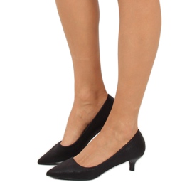 Escarpins sur un talon bas noir B-36 Noir le noir 2