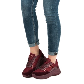 Baskets bordeaux sur la plateforme rouge 1