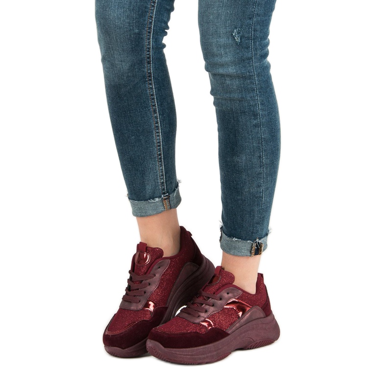 Baskets bordeaux sur la plateforme rouge 1