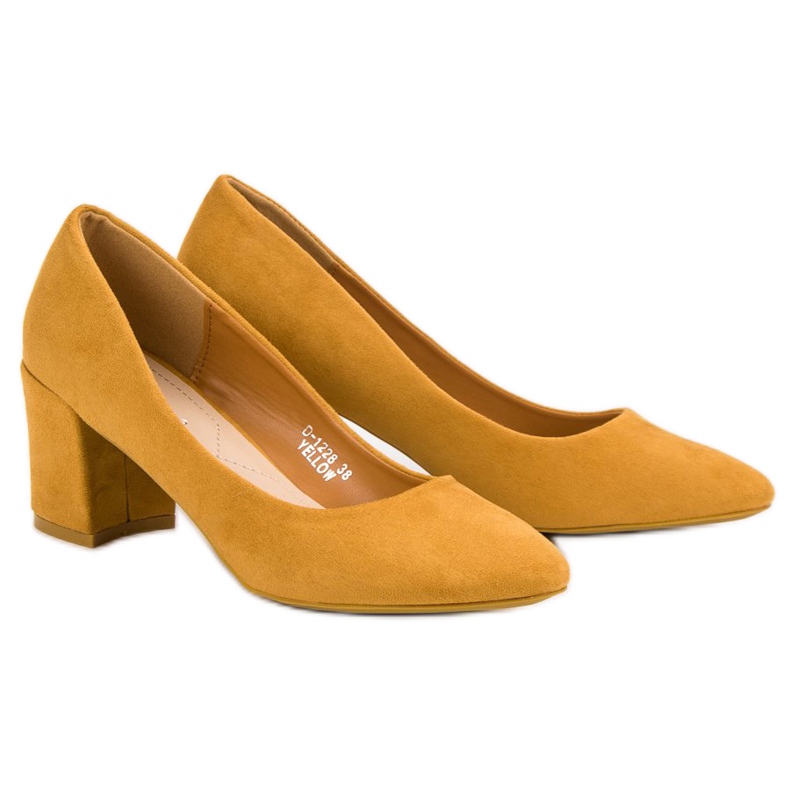 Ideal Shoes Escarpins à la moutarde sur un bar jaune 2