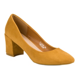 Ideal Shoes Escarpins à la moutarde sur un bar jaune 5
