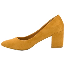 Ideal Shoes Escarpins à la moutarde sur un bar jaune 6