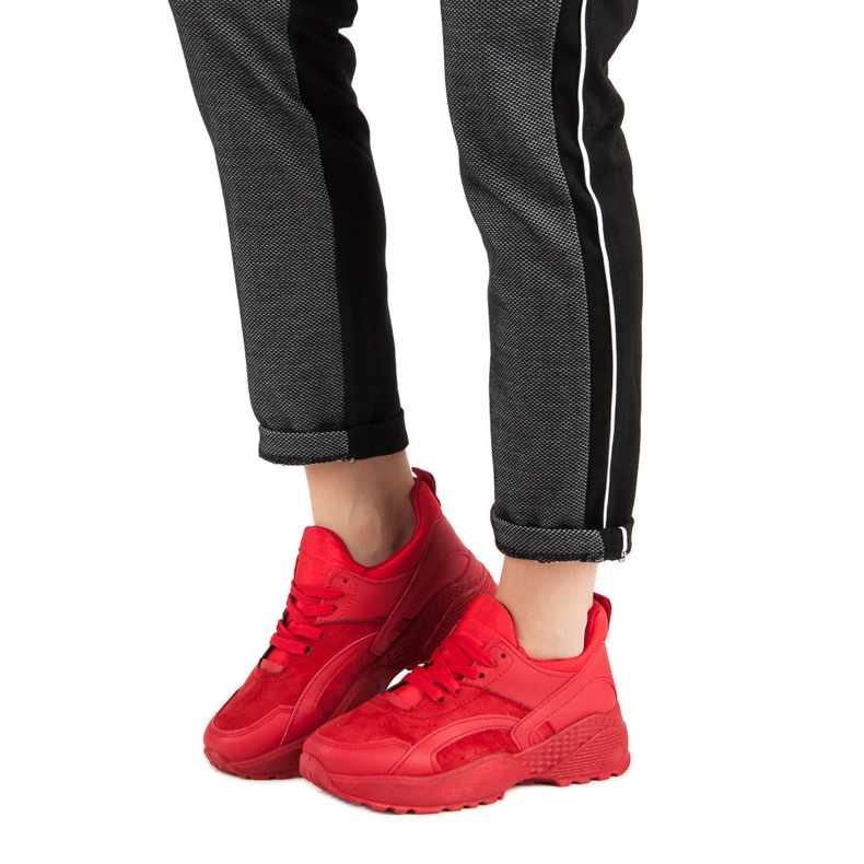 Small Swan Baskets rouges sur la plate-forme 1