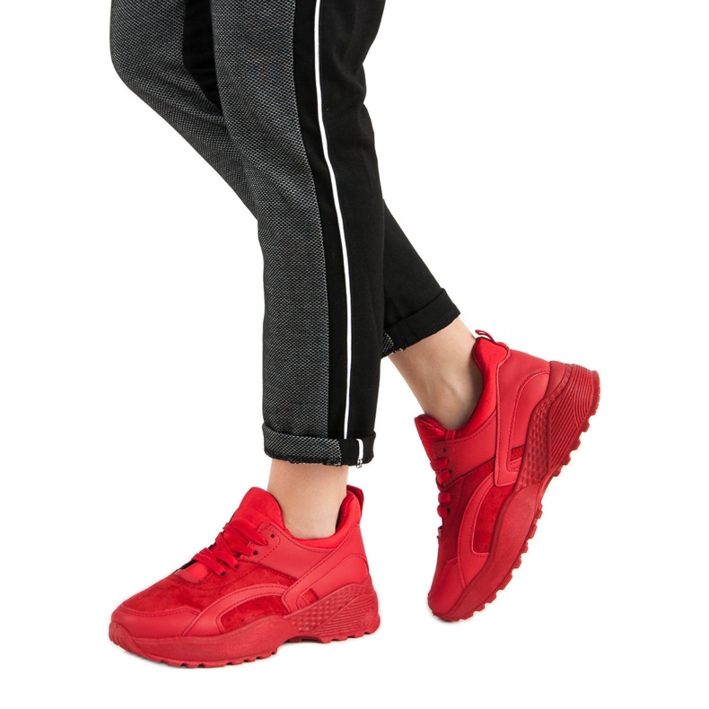 Small Swan Baskets rouges sur la plate-forme 2