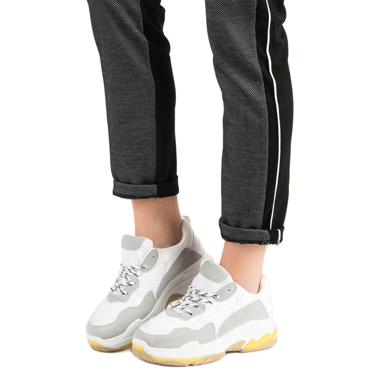 Small Swan Baskets blanches sur la plate-forme 1